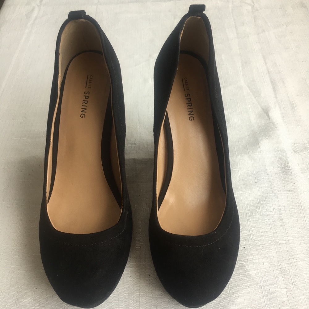 4” black suede wedge platform pumps